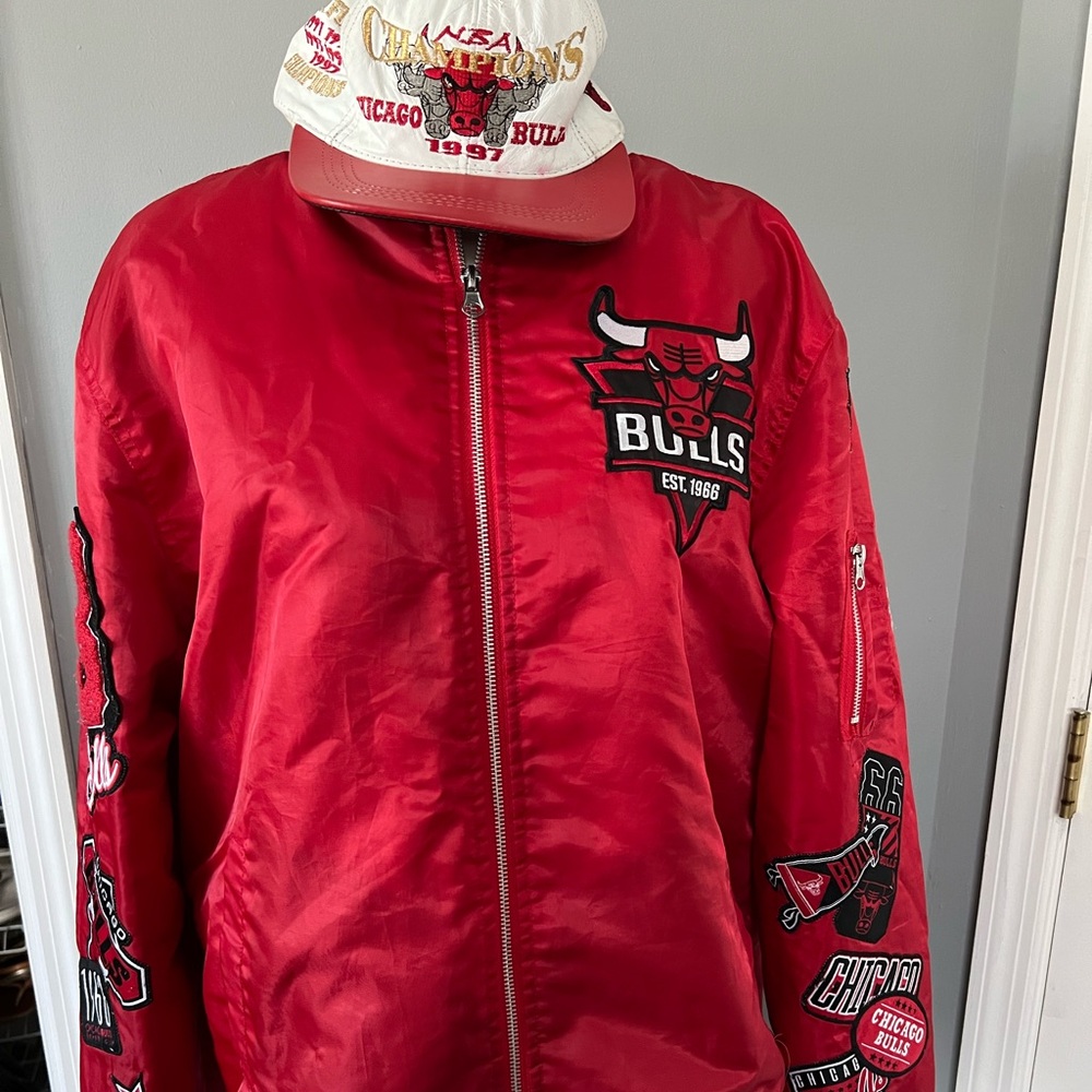 1966 authentic bulls jacket w bonus leather cap. Satin
